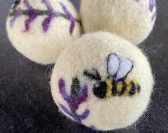 Bola de secadora de lana afieltrada con diseño de abeja y lavanda: Lavandería ecológica