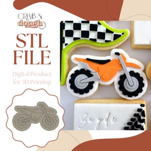Peut inclure: Un biscuit en forme de moto orange et noir avec un drapeau à damier et le texte "STL FILE Digital Product for 3D Printing". Un emporte-pièce en forme de moto est également présenté.