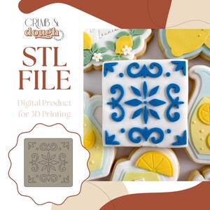 Puede incluir: Imagen de una galleta cuadrada con glaseado decorativo azul y blanco, que se asemeja a un diseño de azulejo. La imagen también muestra otras galletas con diseños de limón y flores. Texto: "STL FILE" y "Digital Product for 3D Printing."