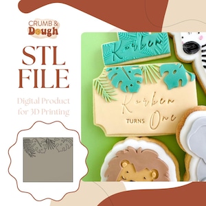 Puede incluir: Un archivo STL descargable digitalmente para la impresión 3D de un cortador de galletas con un diseño de hojas tropicales. La imagen muestra un ejemplo de galleta decorada con glaseado verde y el texto "Kaiber Turns One".