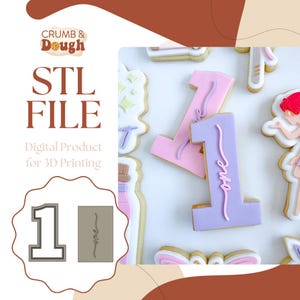 Può includere: File STL per la stampa 3D di un tagliapasta a forma di numero uno con un "uno" scritto in corsivo sotto. L'immagine mostra un biscotto numero uno rosa e viola, un biscotto di fata e un biscotto a forma di bottiglia.
