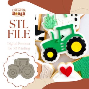 Puede incluir: Un archivo STL digital para la impresión 3D de un cortador de galletas de tractor. La imagen muestra un cortador de galletas de tractor verde con neumáticos negros y un centro amarillo. La imagen también muestra una galleta decorada con forma de tractor.