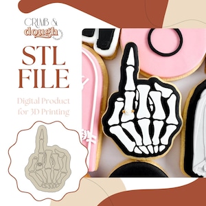 Op de afbeelding: Een digitaal STL-bestand voor 3D-printen, met een koekjesvormontwerp in de vorm van een skeletthand die een middelvingergebaar maakt met een kleine ring om de vinger. De afbeelding bevat de tekst Crumb & Dough STL FILE Digital Product.