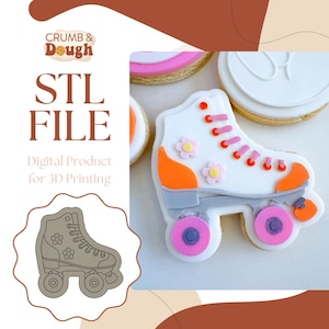Op de afbeelding: Een 3D-printbaar STL-bestand voor een rolstoelschijf. De afbeelding toont een gedecoreerde koek in de vorm van een rolstoel met oranje, roze en witte glazuur. De tekst "STL FILE" en "Digitaal product voor 3D-printen" is ook in de afbeelding opgenomen.