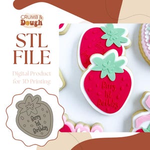 Puede incluir: Un archivo STL digital para la impresión 3D de un cortador de galletas con forma de fresa con el texto "Berry 1st Birthday".