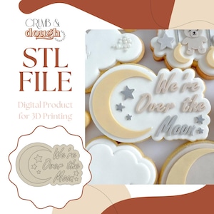 Puede incluir: Imagen de galletas decoradas con temática celestial, incluyendo una luna creciente, estrellas y la frase "We're Over the Moon". La imagen también muestra un archivo STL para impresión 3D, un producto digital.