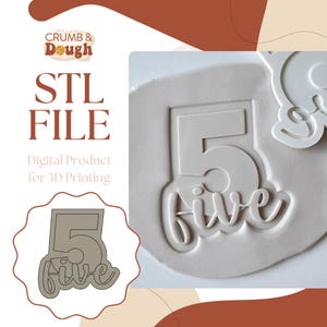 Puede incluir: Un molde blanco impreso en 3D para hacer un cortador de galletas en forma del número 5 con la palabra "five" escrita debajo. El molde está sobre una superficie blanca. STL FILE Producto digital para impresión 3D.