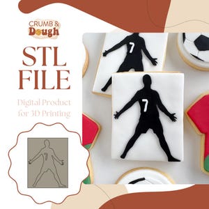 Puede incluir: Un archivo STL descargable digitalmente para la impresión 3D de un cortador de galletas con forma de futbolista. La imagen muestra una galleta blanca con una silueta negra de un futbolista que lleva el número 7 en su camiseta. El texto "STL FILE" y "Producto digital para impresión 3D" también está incluido en la imagen.