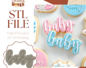 Op de afbeelding: Een digitaal STL-bestand voor 3D-printen van een koekjesvormpje in de vorm van het woord "baby". De afbeelding toont het koekjesvormpje in grijs, en verschillende koekjes versierd met het woord "baby" in roze en blauwe glazuur.