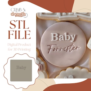 Puede incluir: Un archivo STL digital para impresión 3D con un diseño de sello para galletas circular. El texto Crumb & Dough, STL FILE, Digital Product for 3D Printing y Baby es visible. Se muestra una galleta redonda con el texto en relieve Baby Forrester.
