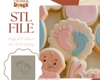 Op de afbeelding: Een digitaal STL-bestand voor 3D-printen van een koekjesvormpje in de vorm van twee babyvoetjes. De afbeelding toont een voorbeeld van het ontwerp van het koekjesvormpje, met een roze en blauwe voetafdruk op een witte achtergrond. De tekst "STL FILE" en "Digitaal product voor 3D-printen" is ook zichtbaar.