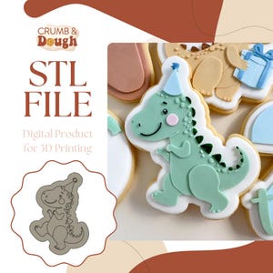Könnte beinhalten: Eine digital herunterladbare STL-Datei für einen 3D-gedruckten Ausstecher in Form eines Dinosauriers mit einer Partymütze. Das Bild zeigt einen grünen Dinosaurier-Keks mit einer blauen Partymütze, rosa Wangen und einem weißen Umriss. Der Text "STL FILE" und "Digitales Produkt für den 3D-Druck" ist ebenfalls sichtbar.
