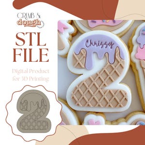 Op de afbeelding: Een koekje in de vorm van het cijfer twee met een wafelpatroon en paarse glazuur met de naam "Chrissy". De koek is versierd met witte glazuur, met andere koekjes op de achtergrond. De afbeelding bevat ook de tekst "STL FILE" en "Digital Product for 3D Printing".