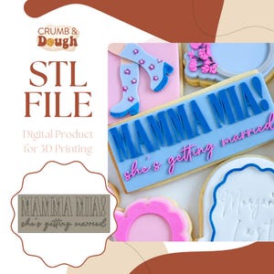 Può includere: Immagine di biscotti decorati con la scritta "MAMMA MIA! she's getting married" in glassa blu e rosa. I biscotti hanno varie forme, tra cui un rettangolo e un fiore, e fanno parte di un prodotto digitale per la stampa 3D.