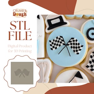Puede incluir: La imagen muestra galletas con temática de carreras con banderas a cuadros sobre un fondo azul claro. Las galletas están decoradas con glaseado blanco y otros elementos de carreras. También incluye el texto "STL FILE" y "Digital Product for 3D Printing".