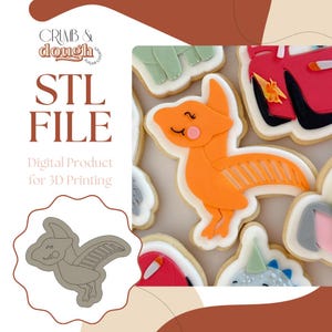 Peut inclure: Un fichier STL numérique pour impression 3D représentant un emporte-pièce en forme de ptérodactyle. L'image montre un dessin au trait gris de la forme du ptérodactyle aux côtés de biscuits décorés, dont un ptérodactyle orange et une voiture.