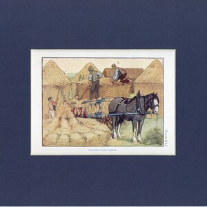 Pode incluir: Ilustração vintage de uma cena rural com uma carroça puxada por cavalos e pessoas trabalhando em um campo. A obra de arte apresenta um cavalo, montes de feno e indivíduos envolvidos em atividades agrícolas. A imagem está em um fundo azul escuro.