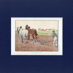 Pode incluir: Uma ilustração vintage de um arado de semeadura puxado por cavalos num campo. Dois cavalos, um castanho e outro branco, puxam o arado enquanto um homem caminha atrás, segurando as rédeas. O arado está a criar sulcos no solo. A imagem é intitulada "Drill Plough at Work" e está etiquetada como "Plate XXXV".