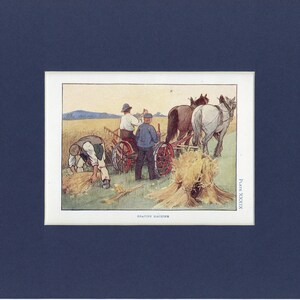 Pode incluir: Ilustração vintage de uma cena de colheita com três homens, uma carroça puxada por cavalos e feixes de trigo. A obra apresenta um campo de trigo, com o texto "BRITISH MACHINES" na parte inferior.
