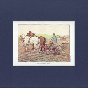 Pode incluir: Ilustração vintage de um agricultor arando um campo com dois cavalos. Os cavalos, um branco e um castanho, puxam um arado vermelho. O agricultor usa um chapéu e um casaco azul. O texto "POTATO-DIGGER AT WORK" está na parte inferior.