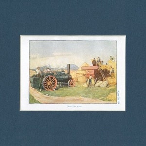 Pode incluir: Uma ilustração vintage de uma máquina a vapor puxando um vagão de feno. A máquina é preta com rodas vermelhas e está cercada por pessoas trabalhando no campo. A ilustração é intitulada "Engine at Work" e é da "Plate VIII".