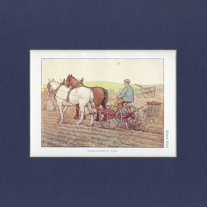 Pode incluir: Uma gravura antiga que retrata um agricultor a arar um campo com dois cavalos. Os cavalos são brancos e castanhos, puxando um arado vermelho. O agricultor usa um boné e um casaco azul. A gravura é intitulada "STRAUSS-LOHNER AT WORK."