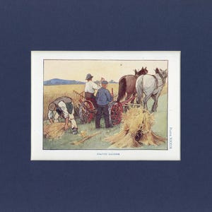 Pode incluir: Ilustração vintage de uma cena de colheita. Os agricultores trabalham em um campo com uma carroça puxada por cavalos e dois cavalos. A imagem usa uma paleta de bege, marrom e azul, com o texto "GRAZING MACHINE" na parte inferior.