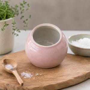 Handgemaakte aardewerken zoutpot met dispenser | Keramische keukenzouthouder roze