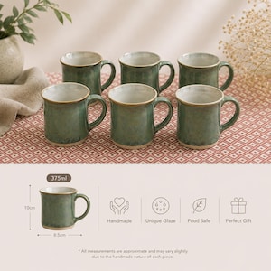 Può includere: Un set di sei tazze in ceramica con smalto verde maculato e interno bianco. Ogni tazza ha un manico e un bordo marrone. Un diagramma mostra una tazza con capacità di 375ml, altezza di 10cm e larghezza di 8,5cm. Icone: fatto a mano, smalto unico, sicuro per alimenti, regalo.