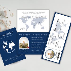 Puede incluir: Una invitación de boda de estilo pasaporte azul y blanco con un mapa del mundo y el texto "Kevin Jones & Jessica Smith" y "Te amo". La invitación también incluye una tarjeta de embarque con el texto "Bienvenido a la boda de Kevin Jones & Jessica Smith" y "Nueva York City".