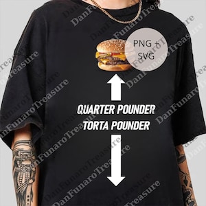 Puede incluir: Camiseta negra con un diseño de doble hamburguesa con queso. El texto dice "Quarter Pounder" arriba y "Torta Pounder" abajo, con flechas que apuntan hacia arriba y hacia abajo. La camiseta también tiene el texto "PNG + SVG".