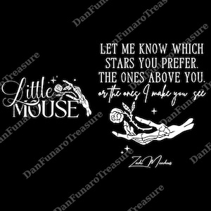 Könnte beinhalten: Schwarzes Grafikdesign mit weißem Text und Illustrationen. Der Text lautet "Little Mouse" und "Let me know which stars you prefer. The ones above you, or the ones I make you see." Enthält eine Skeletthand, die eine Rose hält.