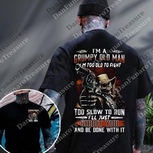 Könnte beinhalten: Schwarzes T-Shirt mit einem Totenkopf mit Cowboyhut und Pistole, mit dem Text "I'M A GRUMPY OLD MAN I'M TOO OLD TO FIGHT TOO SLOW TO RUN I'LL JUST SHOOT YOU AND BE DONE WITH IT". Ein kleineres Bild zeigt ein Shirt mit einem Totenkopf und dem Text "GENERATION X EST. 1961".