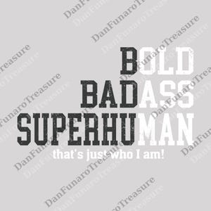 Può includere: Un design grafico grigio con le parole "BOLD BADASS SUPERHUMAN" in un font invecchiato. Sotto, la frase "that's just who I am!" è scritta in un font più piccolo. Il design è centrato su uno sfondo grigio.