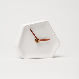Skrivbordsklocka i betong – Crater – handgjord 13,5 cm – minimalistisk design – vit modern inredning