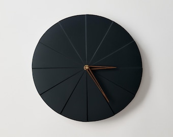 Betonnen wandklok – Taart – handgemaakt (28,5 cm) – minimalistisch modern decor – grafiet (zwart) rond ontwerp