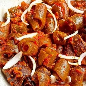 Ijebu Ponmo premium: piel de vaca lavada y secada al sol (Kpomo) de varios tamaños. Ijebu Ponmo (piel de vaca) seco: ponmo lavado y secado de varios tamaños.