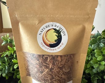 Peut inclure: Un sac en papier brun avec une fenêtre transparente, rempli d'écorce de saule blanc séchée. Le sac porte un autocollant circulaire avec les mots "Nature's Remedy apothecary" et un motif de croissant de lune. Le texte "White Willow Bark" est imprimé sur une étiquette blanche.