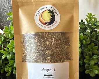 Peut inclure: Un sachet en papier brun avec une fenêtre transparente, rempli d'herbes séchées. Le sac porte un autocollant circulaire avec le texte "Nature's Remedy apothecary". L'étiquette indique "Mugwort" et "Artemisia Vulgaris". Le sac est étiqueté .5 oz.