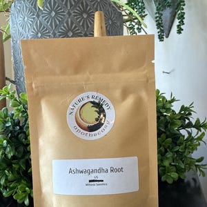Puede incluir: Una bolsa de papel marr&oacute;n con la etiqueta "Nature's Remedy apothecary" y una pegatina. La bolsa contiene ra&iacute;z de Ashwagandha, nombre cient&iacute;fico Withania Somnifera. La bolsa es de 28 gramos.