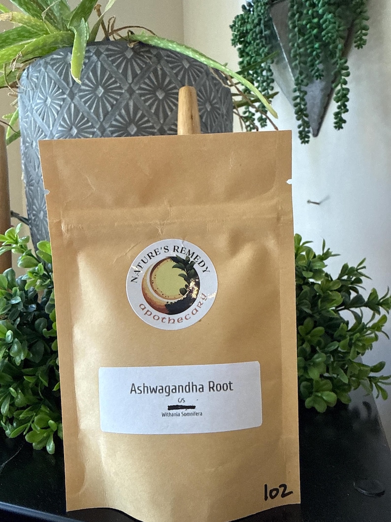 Puede incluir: Una bolsa de papel marr&oacute;n con la etiqueta "Nature's Remedy apothecary" y una pegatina. La bolsa contiene ra&iacute;z de Ashwagandha, nombre cient&iacute;fico Withania Somnifera. La bolsa es de 28 gramos.