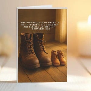 Carte chrétienne pour la fête des pères - Grandes bottes et petites bottes - Proverbes 20:7 - Cadeau pour papa pieux - Carte de foi pour mari ou père