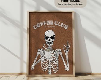 Puede incluir: Impresión enmarcada con una ilustración de un esqueleto sosteniendo una taza de café y haciendo un gesto de 'ok'. Las palabras "COFFEE CLUB EST. FOREVER" están en la parte superior. La impresión tiene un fondo marrón y un marco de madera. El texto "BONUS PRINT INSIDE Extra goodies just for you!" está en la parte superior.