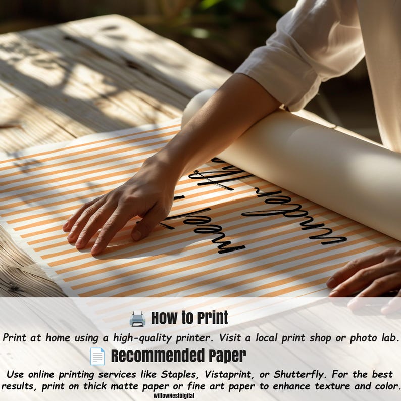 Puede incluir: Una hoja grande de papel con un patr&oacute;n de finas rayas horizontales naranjas y texto cursivo negro. El papel est&aacute; parcialmente enrollado y extendido, mostrando una parte del dise&ntilde;o impreso con letras claras y legibles en la superficie.