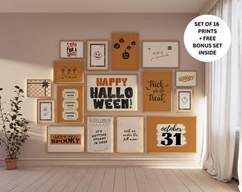 Puede incluir: Una colección de impresiones enmarcadas con temática de Halloween, que incluyen frases como "Happy Halloween" y "Trick or Treat". Las impresiones presentan fondos naranjas y blancos con letras e ilustraciones negras. Una planta en maceta de terracota está en primer plano.