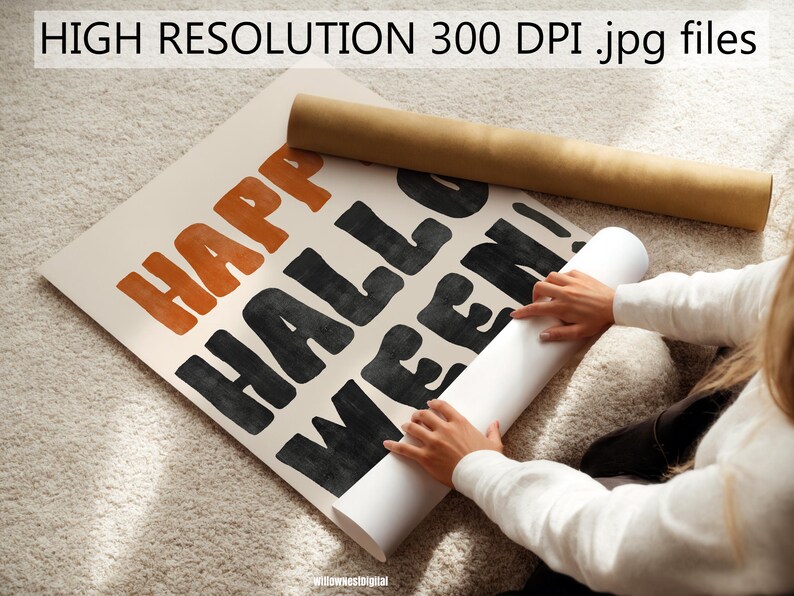 Puede incluir: Un p&oacute;ster rectangular con el texto HAPPY HALLOWEEN! en letras negritas de estilo dibujado a mano. La palabra HAPPY est&aacute; impresa en naranja, mientras que HALLOWEEN! est&aacute; en negro sobre un fondo crema. Un tubo de cart&oacute;n marr&oacute;n est&aacute; cerca.