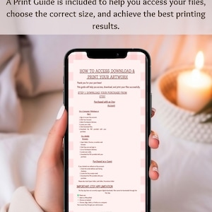 Puede incluir: Una pantalla de smartphone muestra una gu&iacute;a de impresi&oacute;n digital con un fondo de cuadros vichy rosa claro. El texto incluye instrucciones sobre c&oacute;mo acceder, descargar e imprimir obras de arte desde Etsy, incluyendo pasos para computadora y m&oacute;vil.