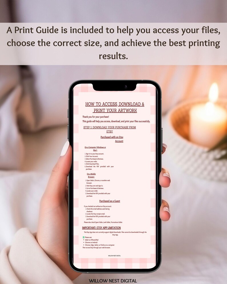 Puede incluir: Una pantalla de smartphone muestra una gu&iacute;a de impresi&oacute;n digital con un fondo de cuadros vichy rosa claro. El texto incluye instrucciones sobre c&oacute;mo acceder, descargar e imprimir obras de arte desde Etsy, incluyendo pasos para computadora y m&oacute;vil.
