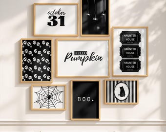 Puede incluir: Un conjunto de ocho láminas enmarcadas con motivos de Halloween en blanco y negro, incluyendo calaveras, arañas, una telaraña, un gato negro y textos como October 31, Hello Pumpkin, Haunted House y BOO, en marcos de madera clara.