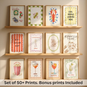 Peut inclure: Une collection d'impressions d'art encadrées sur les thèmes de la nourriture et des boissons. Les impressions présentent des illustrations de bruschetta, d'olives, d'un homard et le texte "Cool People Cooking Here". D'autres impressions incluent du pop-corn, des cocktails et des phrases comme "Eat Drink Nap."